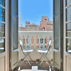C74 - Marvelous 3 Bedroom In Historical Apartment